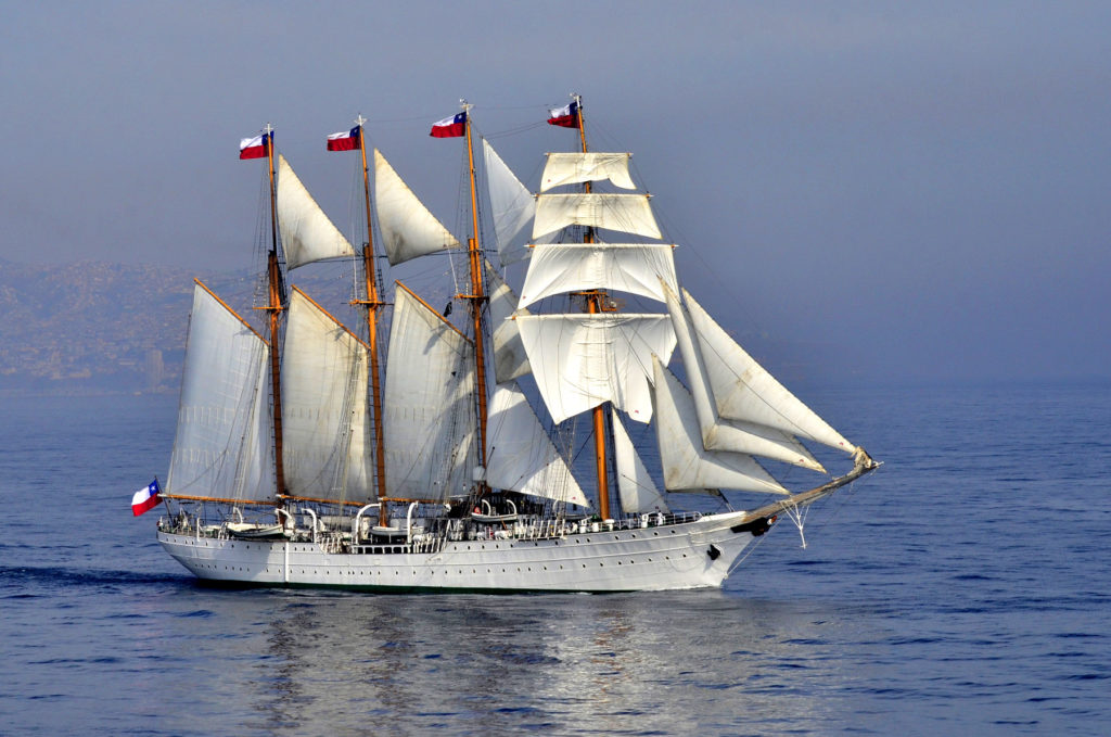 Chilijska barkentyna Esmeralda na tle macierzystego portu Valparaiso.