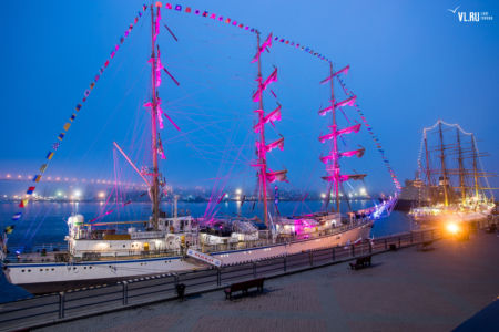 Kaiwo Maru II i Nadieżda we Władywostoku