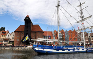 Zlot żaglowców Baltic Sail Gdańsk 2017. Baltic Beauty na tle Żurawia