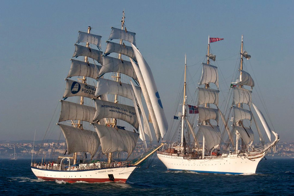 Fryderyk Chopin i Statsraad Lehmkuhl podczas startu regat Tall Ships Races w Lizbonie