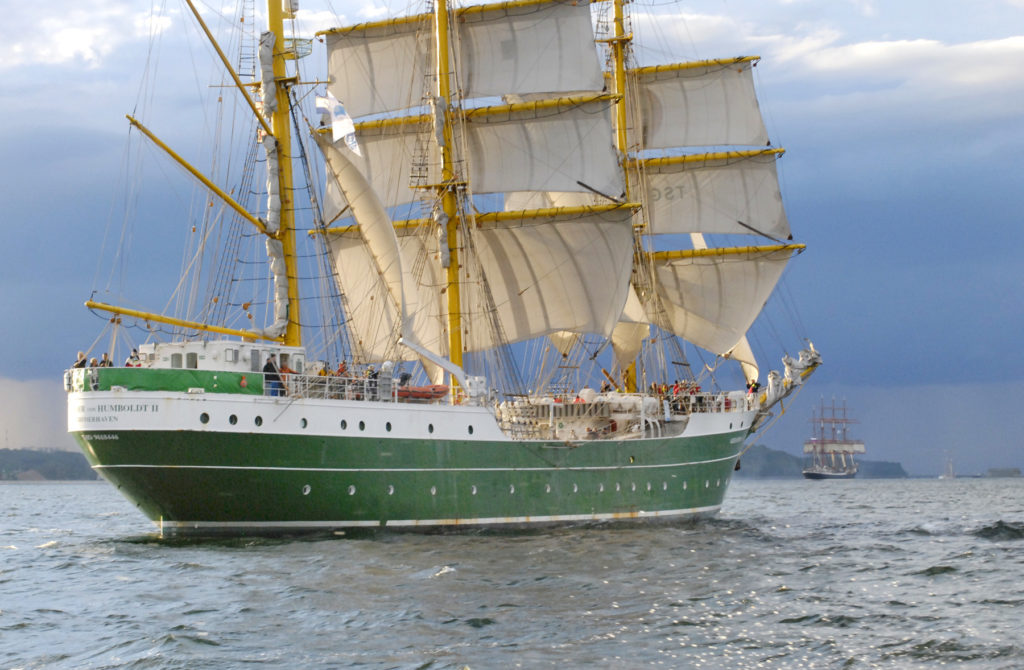 Alexander von Humboldt 2 jeszcze z białymi żaglami podczas parady na zakończenie Operacji Żagle Gdyni w 2014 roku