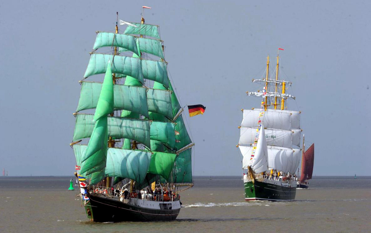 Zmiana warty na redzie Bremerhaven. 23 września 2011 roku. Z przodu staruszek, którego zastępuje nowoczesny Alexander von Humboldt 2