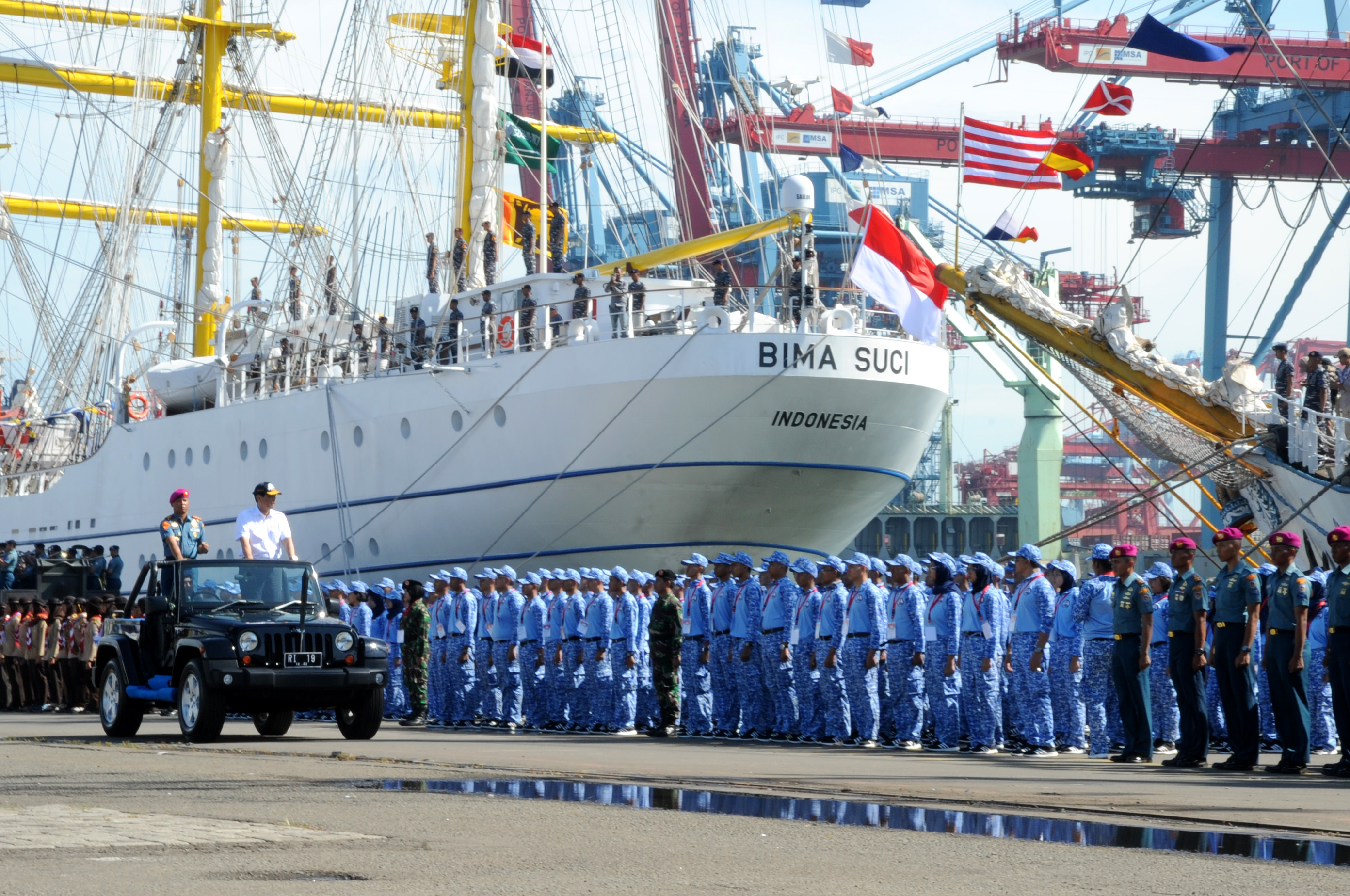 KRI Bima Suci i KRI Dewaruci 16 listopada 2017 roku w porcie w Dżakarcie