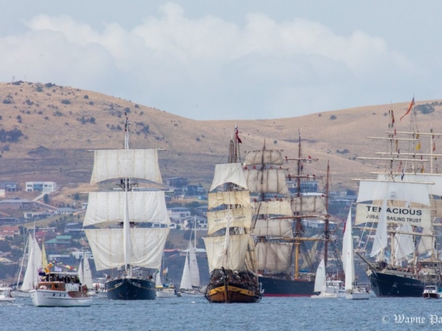 Parada żagli w Hobart na Tasmanii podczas MyState Australian Wooden Boat Festival 2017