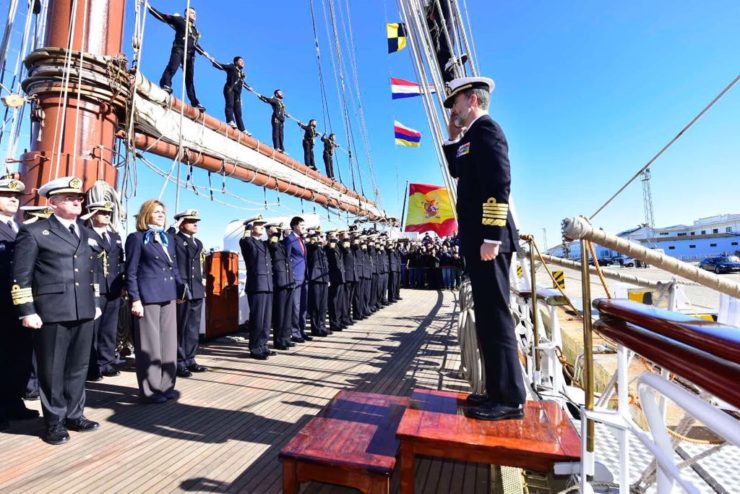 Król Filip VI wchodzi na pokład szkunera urejonego Juan Sebastian de Elcano