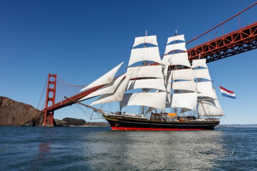 Stad Amsterdam przechodzi pod mostem Golden Gate w San Francisco