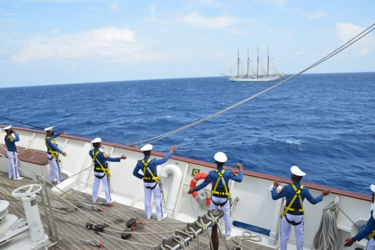 Parada burtowa kadetów na pokładzie KRI Bima Suci i pozdrowienia dla Juana Sebastiana de Elcano