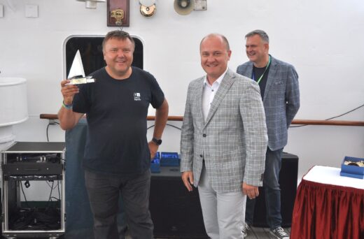 Kapitan Wojciech Maleika odbiera nagrodę od prezydenta Szczecina