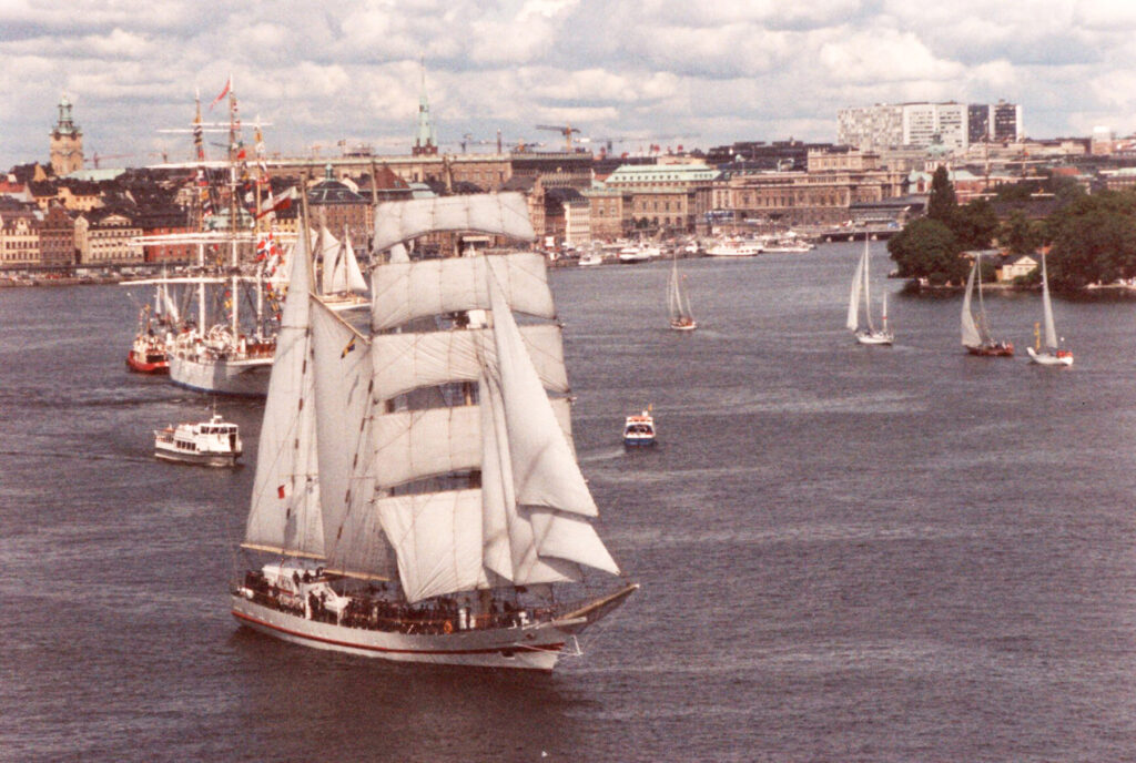 The Cutty Sark Tall Ships Race 1987. Iskra wychodzi pod pełnymi żaglami ze Sztokholmu