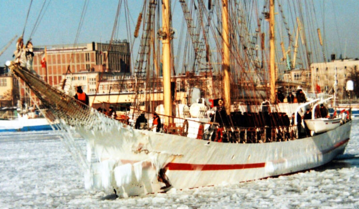 Powitanie w zalodzonym i zaśnieżonym basenie Prezydenta odbyło się przy siarczystym mrozie. Na maszcie jednostki powiewał długi, ponad 37-metrowy wimpel, symbolizujący pokonane 37 739,9 mil morskich, a pod bukszprytem zwisały obfite białe wąsy lodowych sopli.