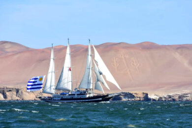 Capitan Miranda na tle rysunków Nazca w Peru