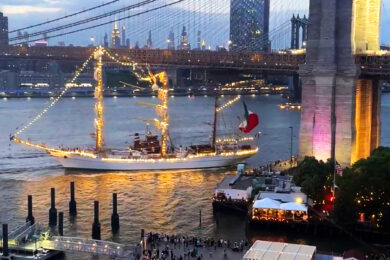 Meksykański żaglowiec Cuauhtemoc uderza w Most Brookliński