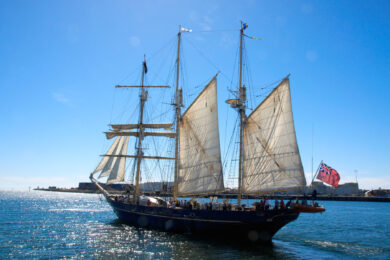 Leeuwin wychodzi z portu Fremantle / fot. Jordan Cully / Wikipedia