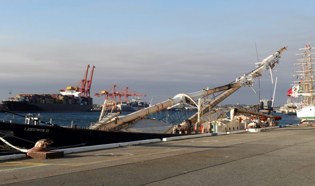 Leeuwin wychodzi z portu Fremantle