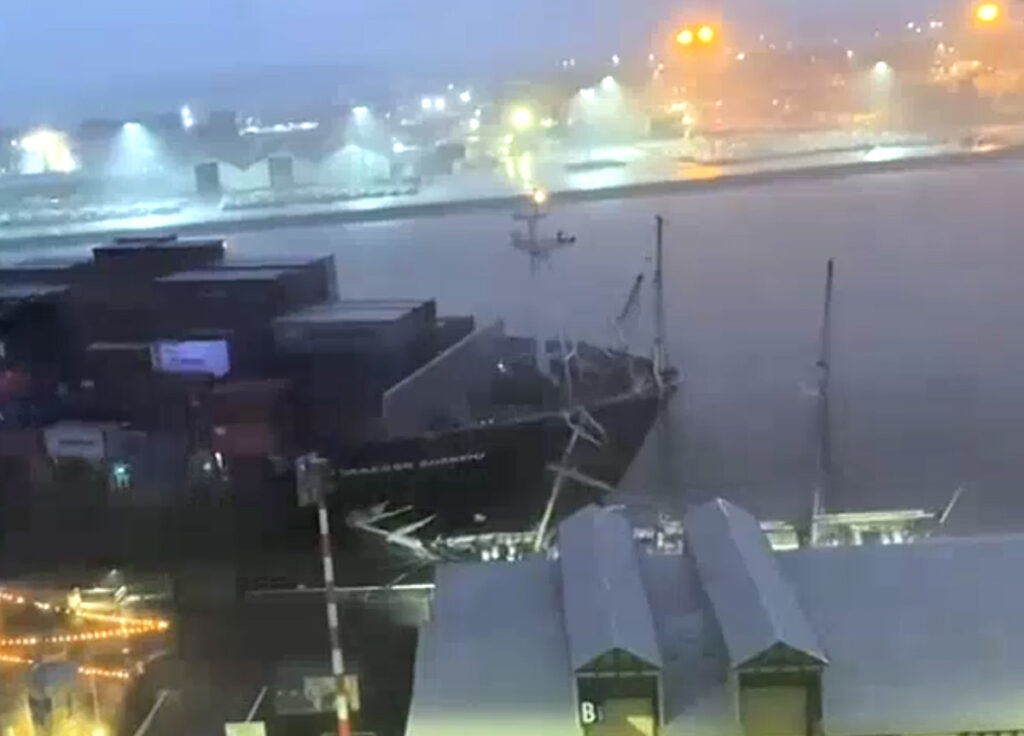 Moment uderzenia kontenerowca Maersk Shekou w żaglowiec Leeuwin uchwycony przez portową kamerę przemysłową / fot. ATSB / źródło: Fremantle Ports